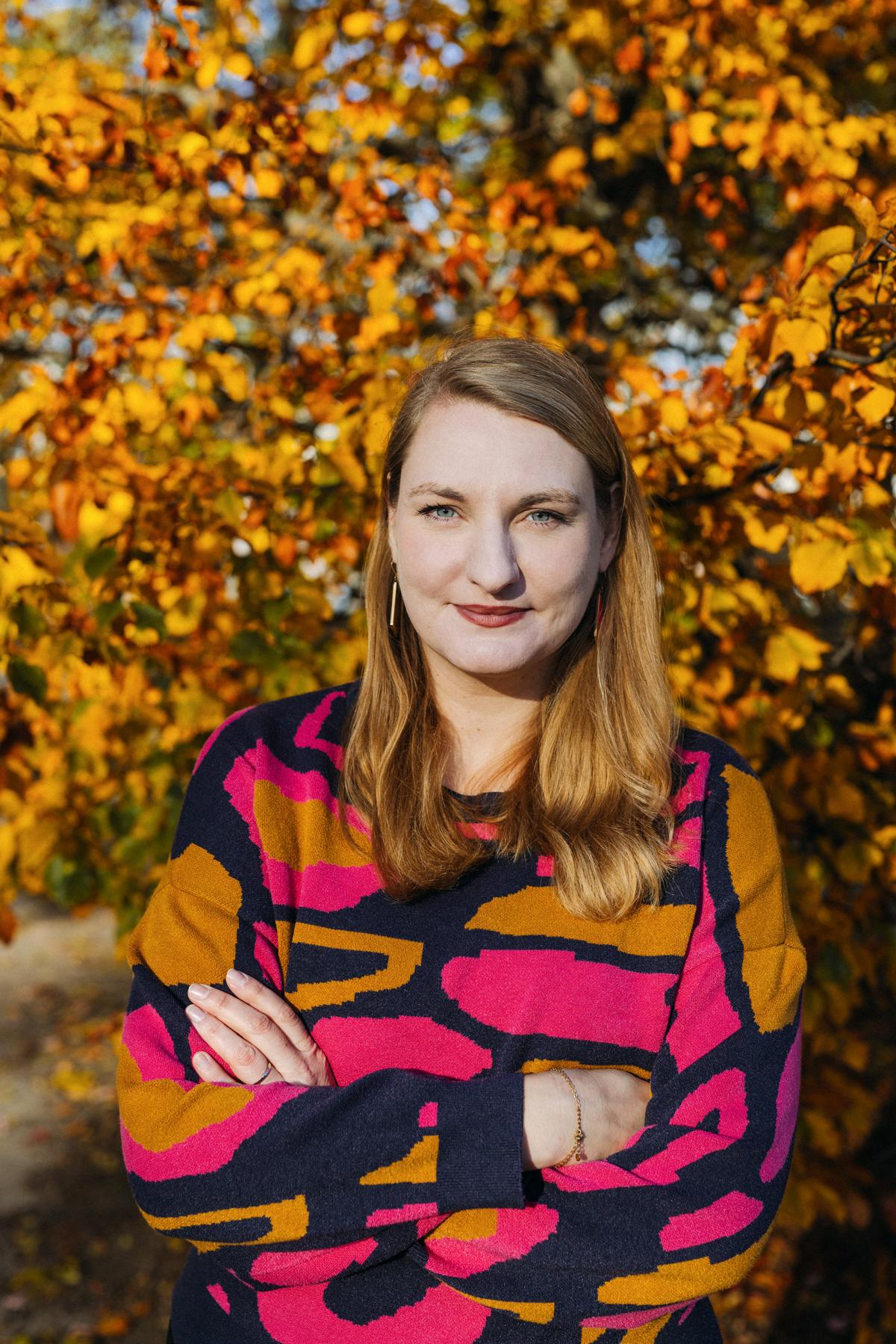 Porträt von Isabelle Vandre, Bundestagsabgeordnete der Partei Die Linke für Brandenburg. Sie engagiert sich für soziale Gerechtigkeit, bezahlbares Wohnen und starke Kommunen.