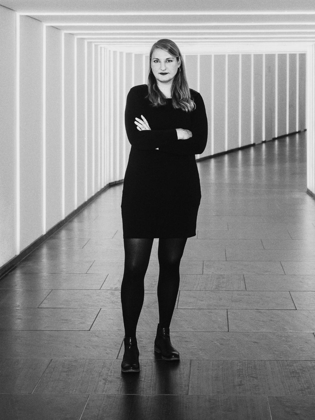 Isabelle Vandre im Deutschen Bundestag. Das Porträt steht für ihre parlamentarische Arbeit und ihre Tätigkeit in den Ausschüssen des Bundestages.
