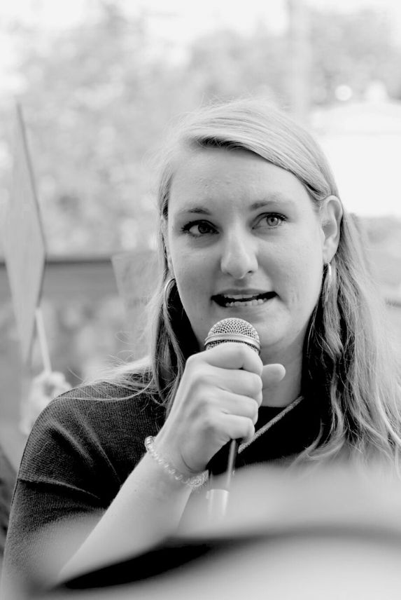 Isabelle Vandre spricht bei einer politischen Veranstaltung. Die Bundestagsabgeordnete der Partei Die Linke setzt sich für soziale Gerechtigkeit und Demokratie ein.