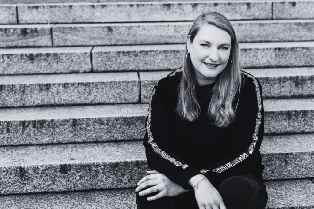 Isabelle Vandre auf den Treppen des Deutschen Bundestages. Ansprechpartnerin für Praktika im Bundestagsbüro und Bewerbungen.