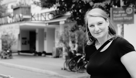 Isabelle Vandre während ihrer frühen politischen Laufbahn in Brandenburg. Das Porträt begleitet den Beginn ihrer Vita und ihres politischen Werdegangs.